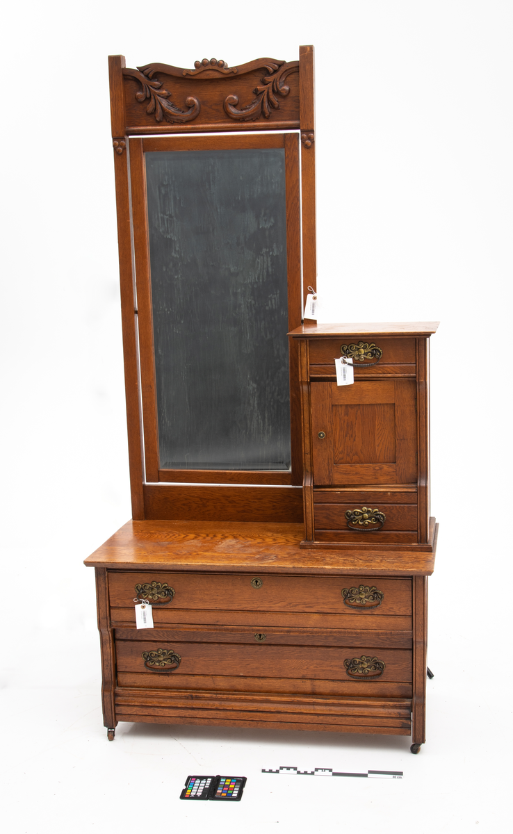 Speil tilhørende entremøbel. Rektangulært vippespeil montert i ramme med utskjæringer.. Slipt speilglass.