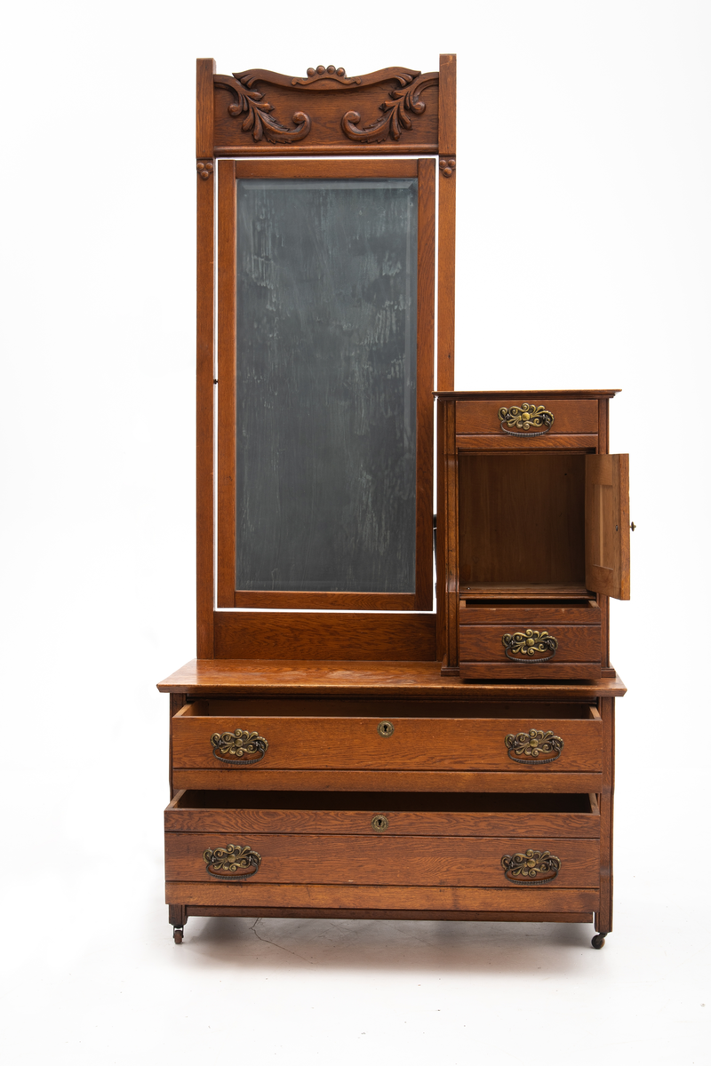 Speil tilhørende entremøbel. Rektangulært vippespeil montert i ramme med utskjæringer.. Slipt speilglass.