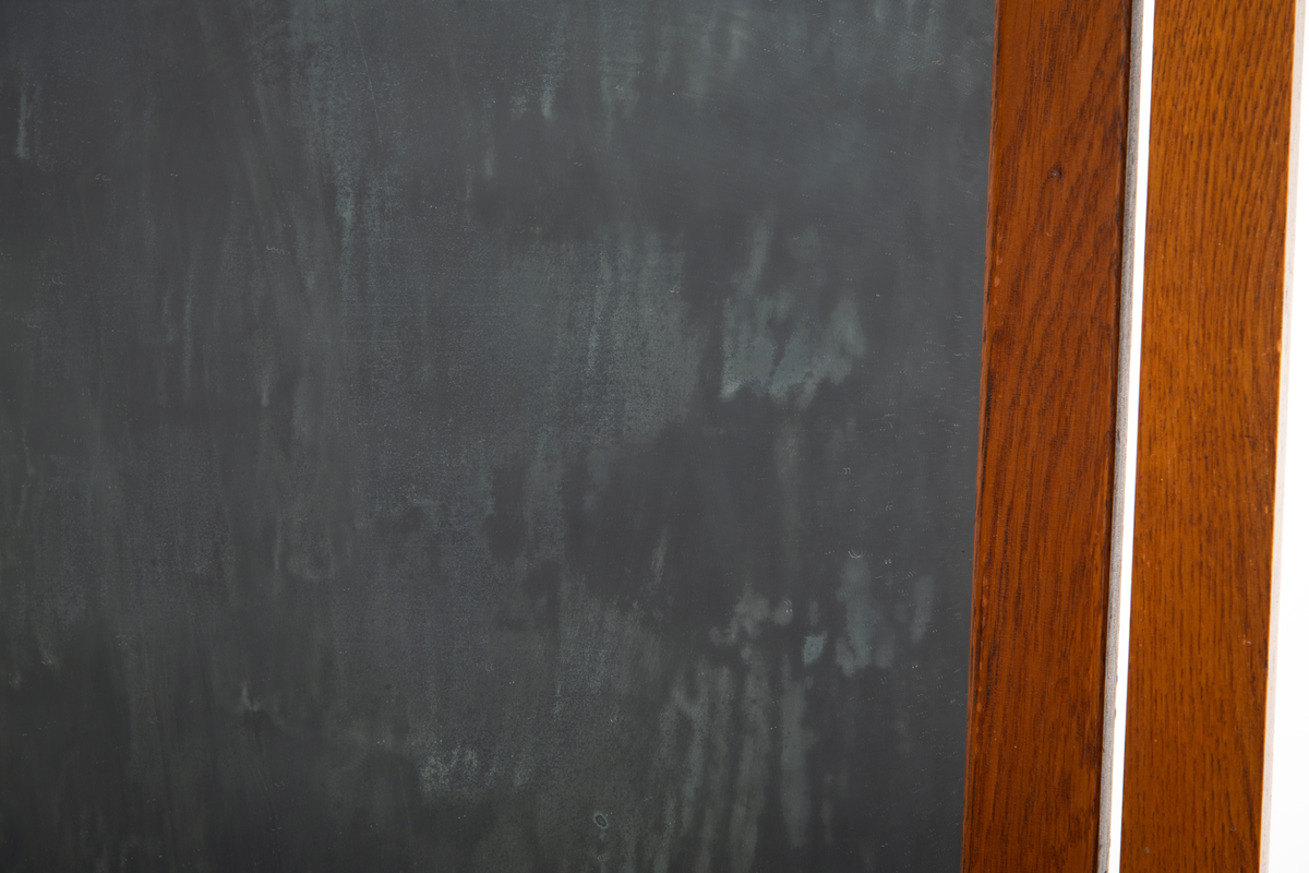 Speil tilhørende entremøbel. Rektangulært vippespeil montert i ramme med utskjæringer.. Slipt speilglass.