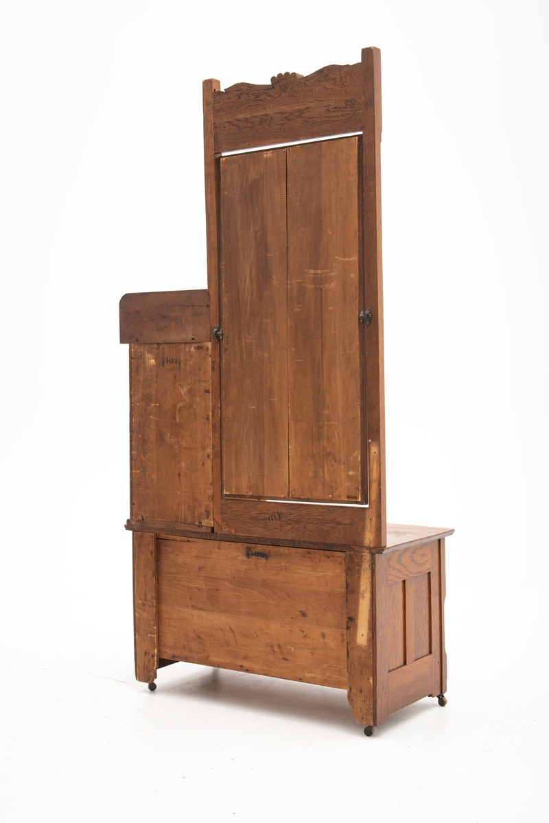 Speil tilhørende entremøbel. Rektangulært vippespeil montert i ramme med utskjæringer.. Slipt speilglass.