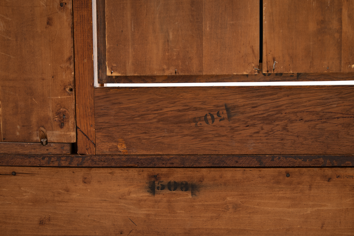 Speil tilhørende entremøbel. Rektangulært vippespeil montert i ramme med utskjæringer.. Slipt speilglass.