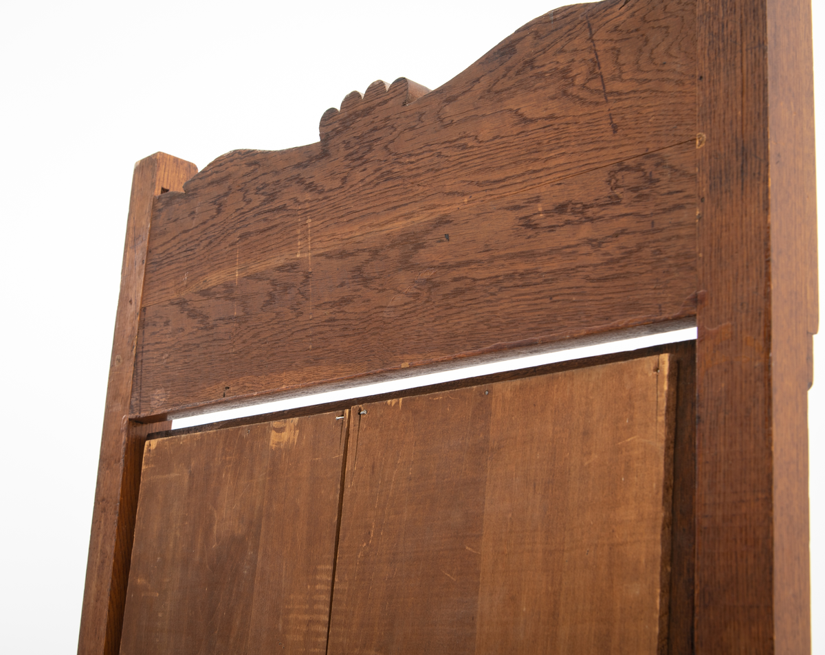 Speil tilhørende entremøbel. Rektangulært vippespeil montert i ramme med utskjæringer.. Slipt speilglass.