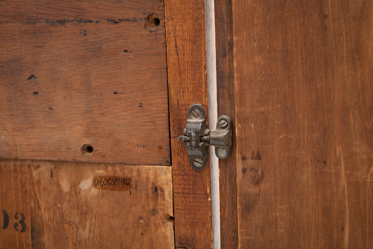 Speil tilhørende entremøbel. Rektangulært vippespeil montert i ramme med utskjæringer.. Slipt speilglass.