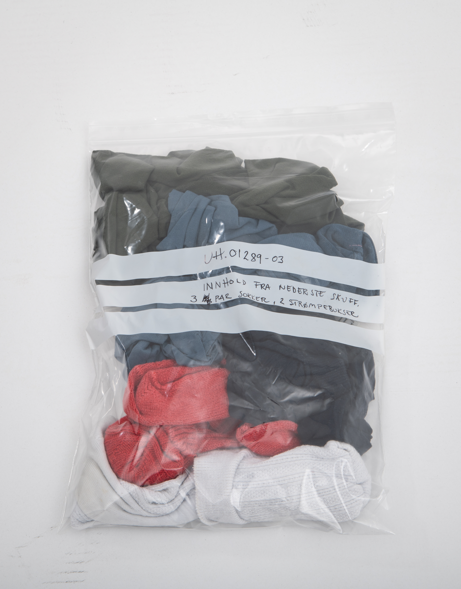 Speil tilhørende entremøbel. Rektangulært vippespeil montert i ramme med utskjæringer.. Slipt speilglass.