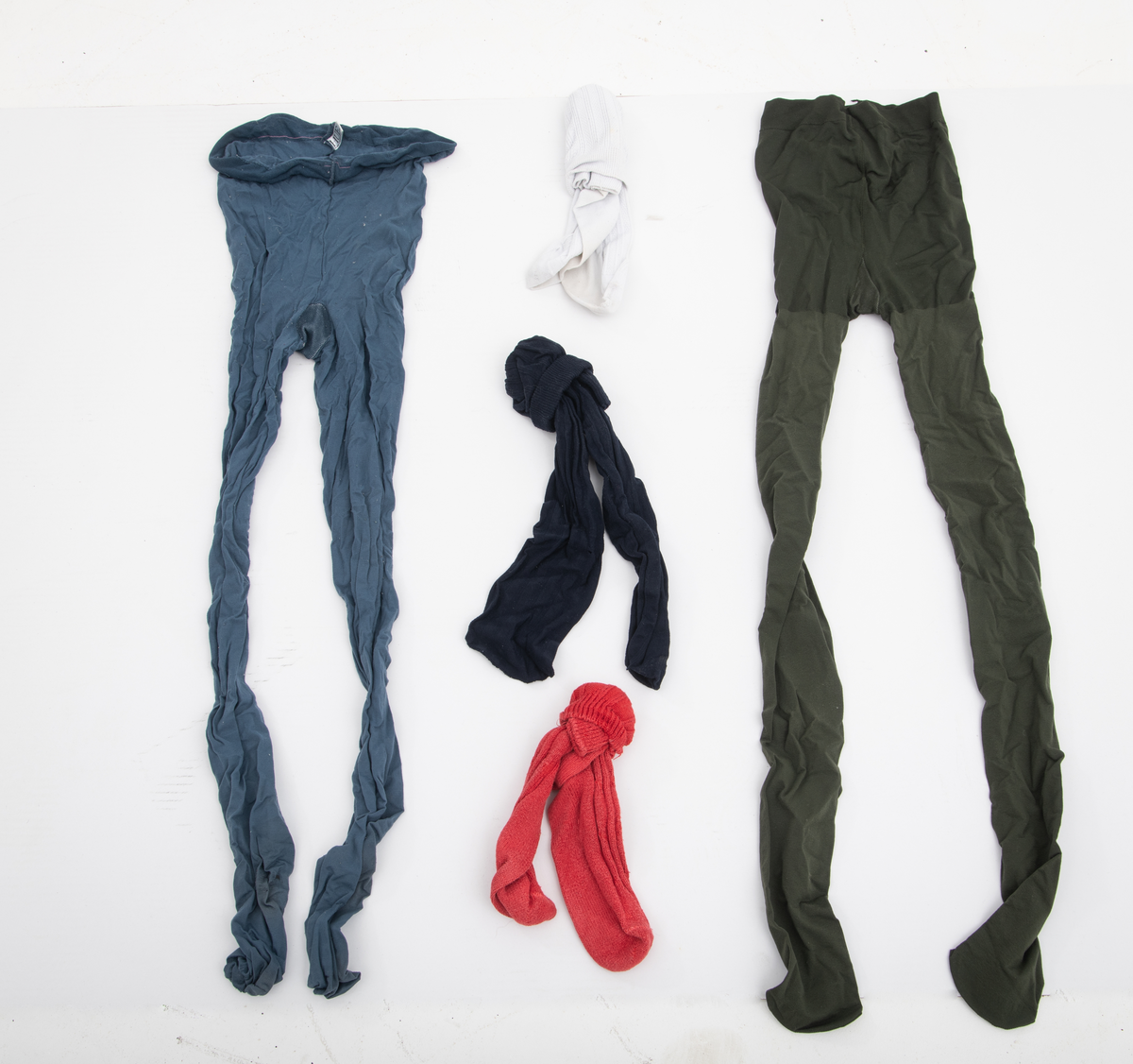 Speil tilhørende entremøbel. Rektangulært vippespeil montert i ramme med utskjæringer.. Slipt speilglass.