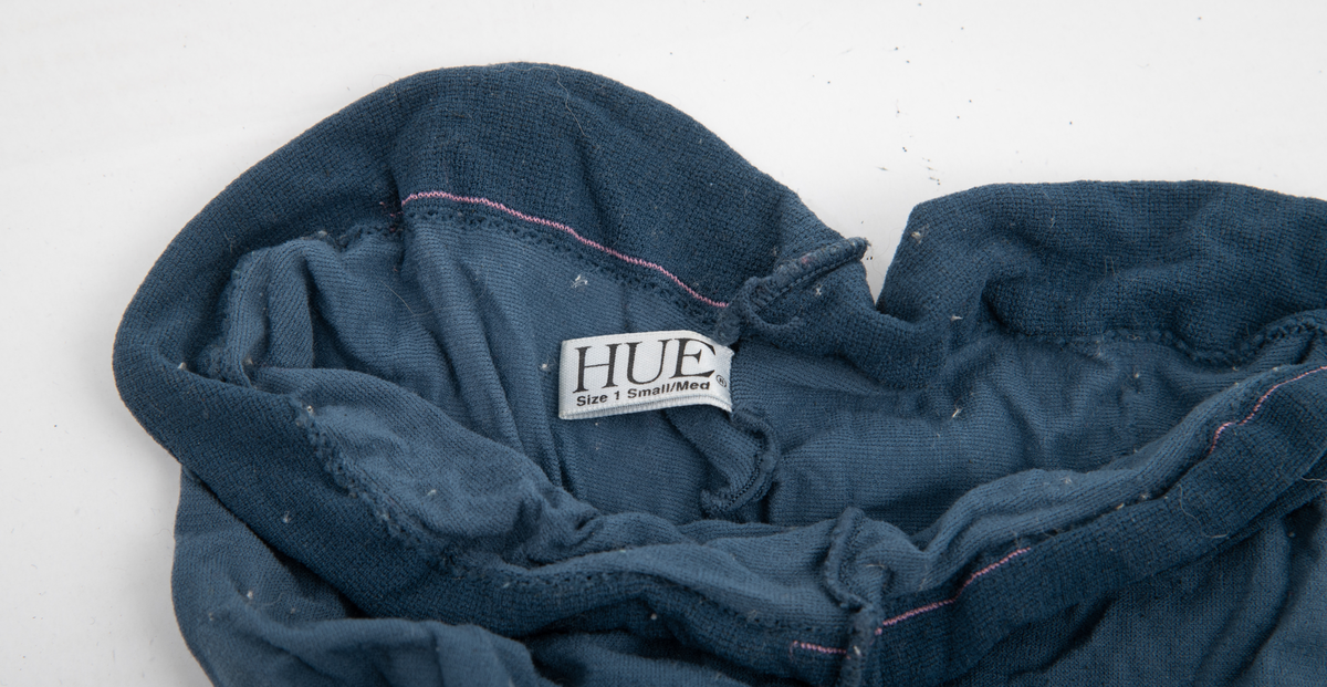 Speil tilhørende entremøbel. Rektangulært vippespeil montert i ramme med utskjæringer.. Slipt speilglass.