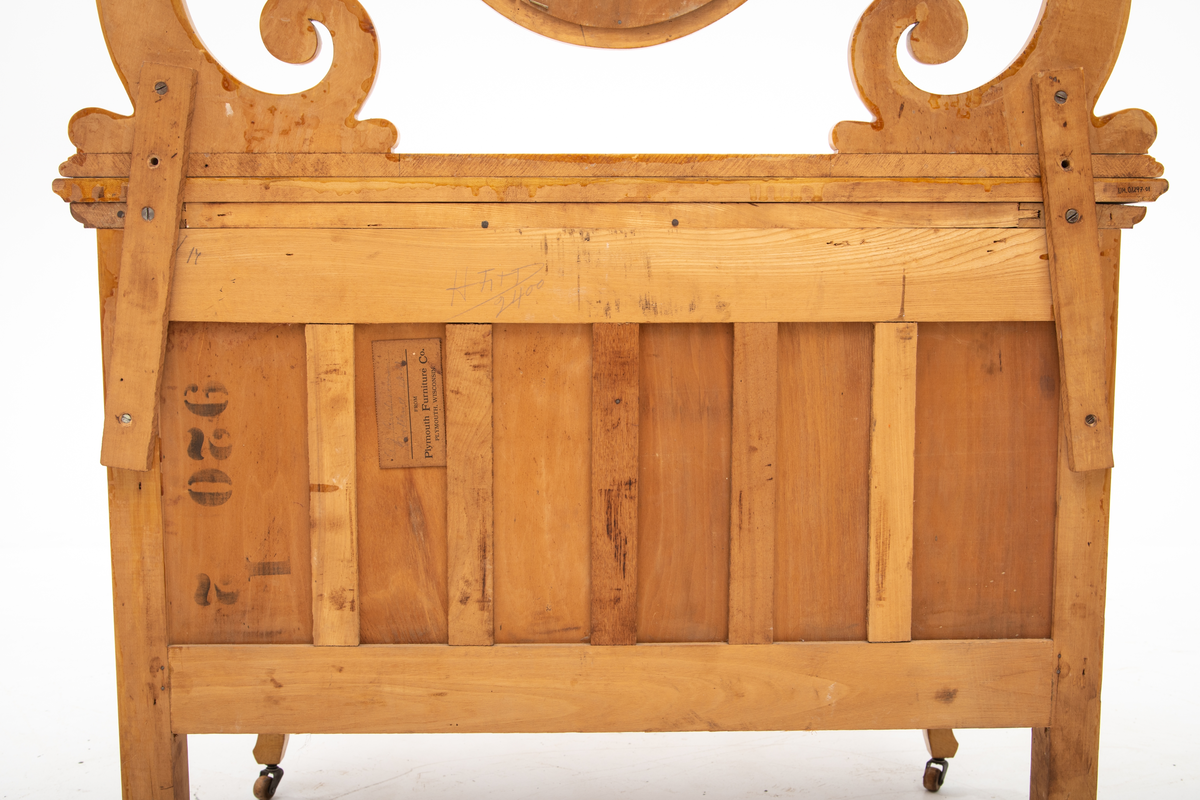 Kommode. Topplate og fronten på kommoden er bølget i formen. To mindre skuffer øverst, og en stor låsbar skuff nederst. Treknotter. Ben med hjul.