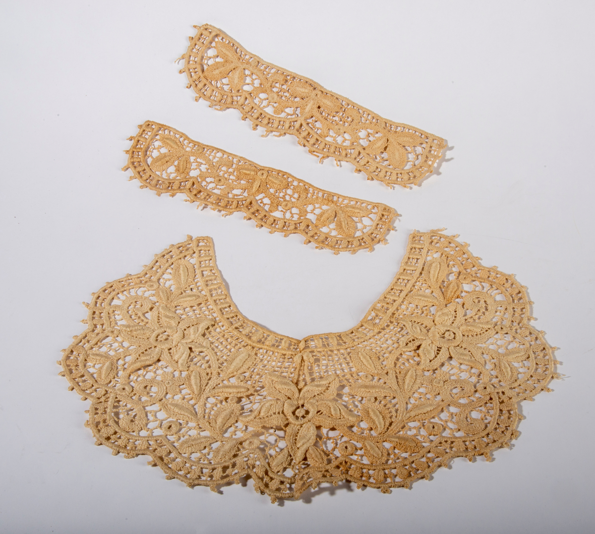 Blonder. Sett bestående av en krage og to mansjetter.