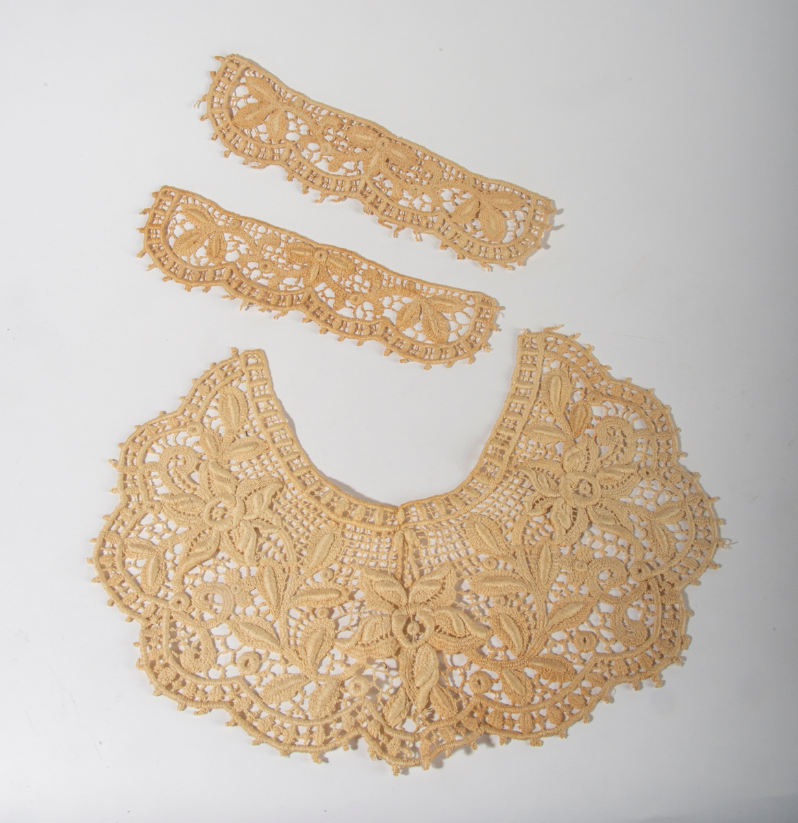 Blonder. Sett bestående av en krage og to mansjetter.