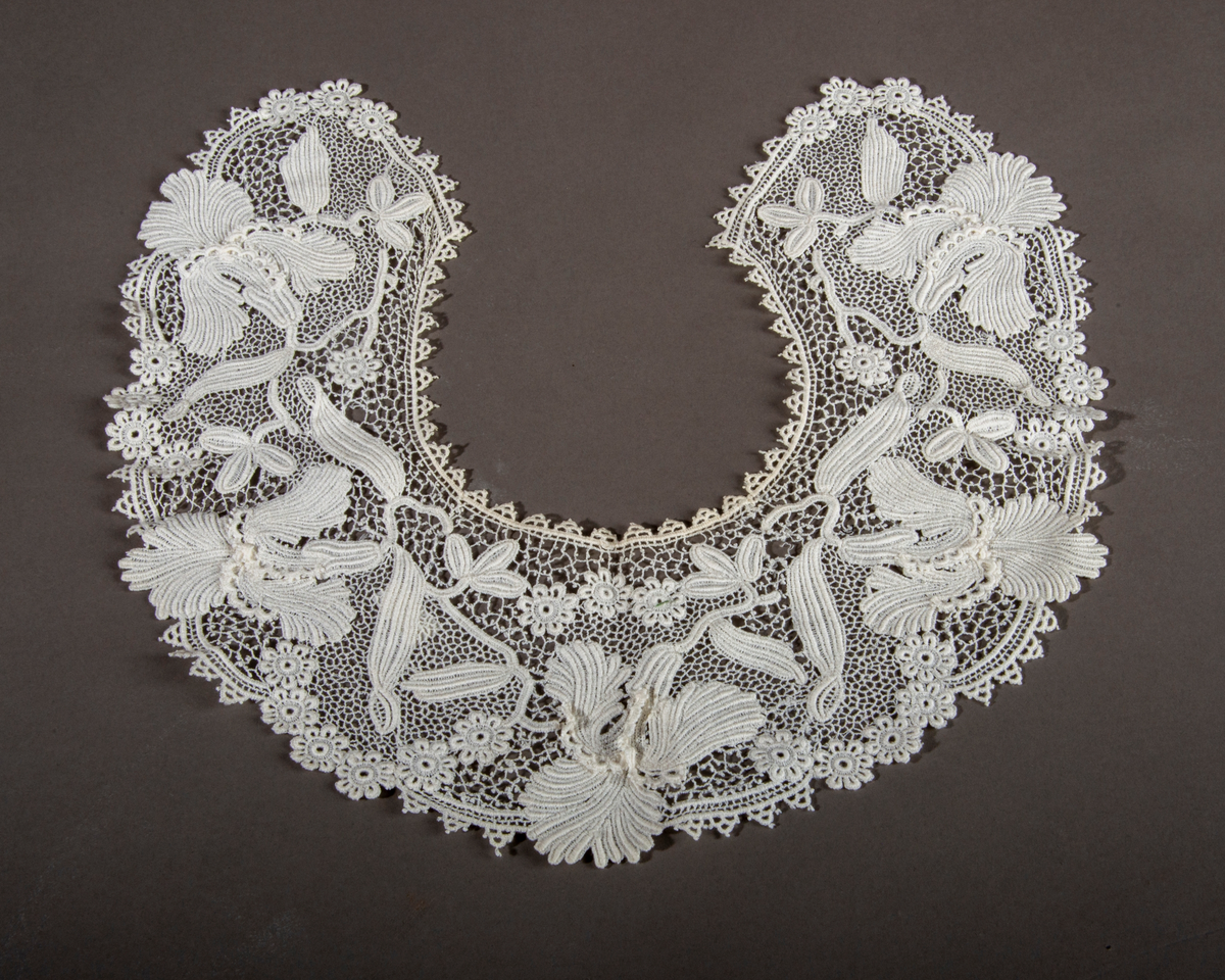 Blondekrage med irismotiver. Hvit.