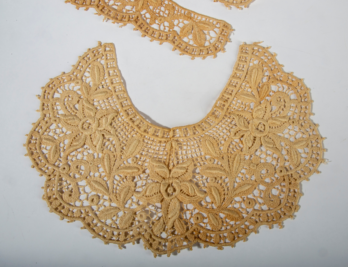 Blonder. Sett bestående av en krage og to mansjetter.