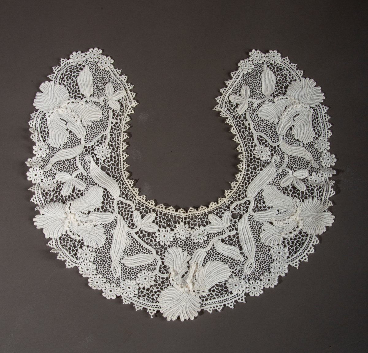 Blondekrage med irismotiver. Hvit.