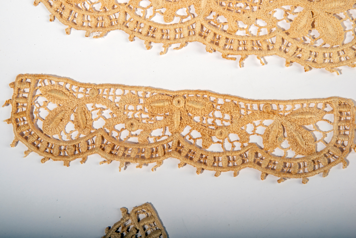 Blonder. Sett bestående av en krage og to mansjetter.