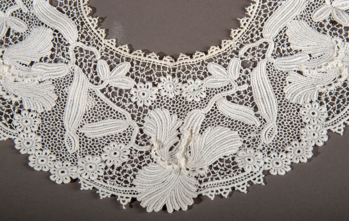 Blondekrage med irismotiver. Hvit.