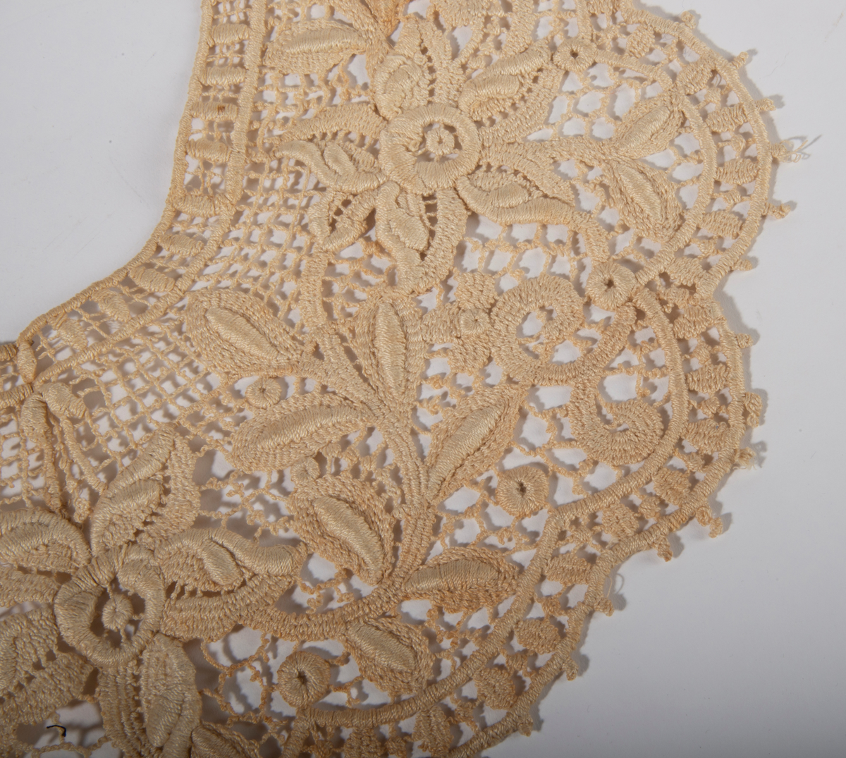 Blonder. Sett bestående av en krage og to mansjetter.