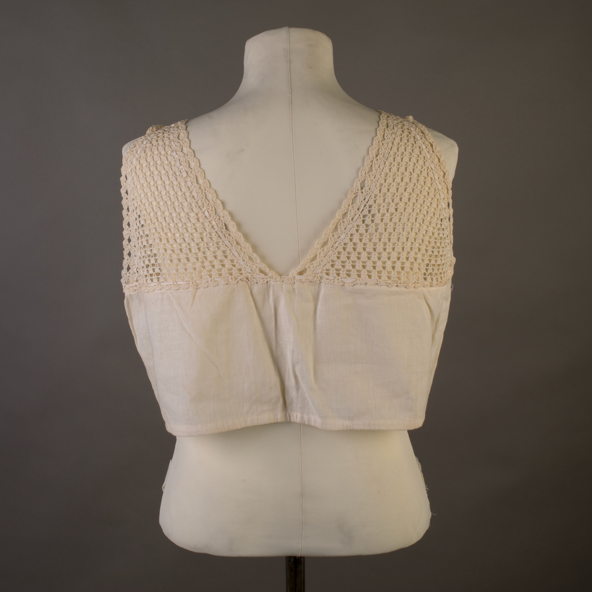 Liv i tynt bomullsstoff med heklede bærestykker. Knytesnorer.