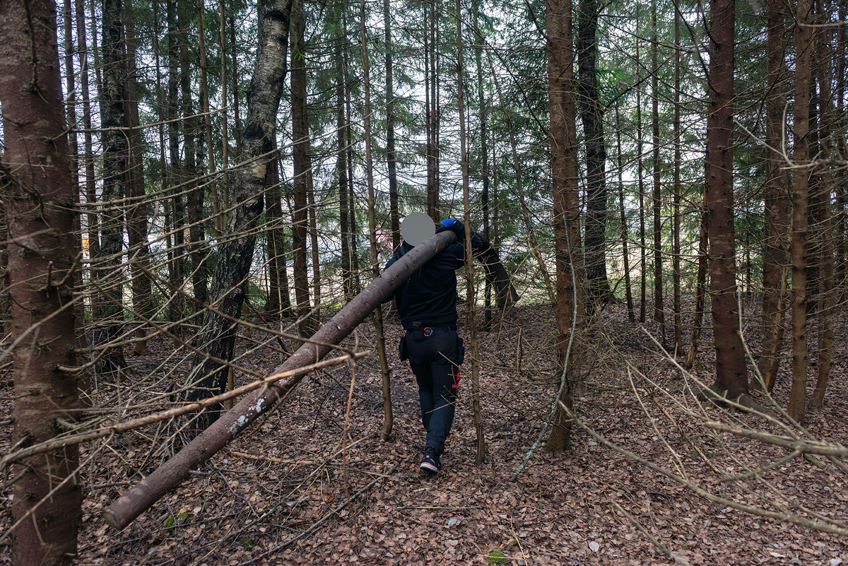 Tekst på nordsamisk lenger ned / Geahca sámegiela teavstta vuolábealde

"Flukthus/Báhtarangoahti" er et kunstverk utført av Vuogas, arkitekturkollektivet med kunstnerne og arkitektene Joar Nango og Eystein Talleraas, i nært samarbeid med innsatte og ansatte ved Ila. Verket har formen og funksjonen til en gamme, men er ikke bygget helt slik en gamme tradisjonelt blir bygget. Hovedstrukturen og de bærende elementene er tilvirket og satt sammen på tradisjonelt vis, men uten jord, torv og never slik det samiske folket gjennom tidene har benyttet seg av. Som vanlig når Vuogas engasjeres i prosjekter, har de undersøkt, funnet og brukt lokale materialer som bærer med seg historikken fra stedet. I dette tilfellet trevirke fra skogen rundt Ila, i tillegg til funnet materiale og gjenstander fra fengselet og gartneriets område. "Flukthus/Báhtarangoahti" er et arkitektonisk kunstverk, men også et oppholdssted og et sosialt rom. Det er bygget for avdelingen, med tanke for de innsatte og ansatte ved NFFA, og der intensjonen har vært at gammen og bålplassen skal bli et godt sted å være.

Joar Nango (f. 1979) er en samisk-norsk kunstner og arkitekt som bor og jobber i Tromsø. Han er utdannet arkitekt fra NTNU i Trondheim og grunnlegger av arkitekturkollektivet Vuogas sammen med Eystein Talleraas (f. 1980). Talleraas bor og jobber i Oslo, og er utdannet arkitekt fra NTNU i Trondheim.

"Báhtarangoahti/Flukthus" lea dáiddadagus, man Vuogas, dáiddára ja arkiteavtta guoktá Joar Nango ja Eystein Talleraas arkitektuvrakollektiiva lea ráhkadan, lagas ovttasbarggus Ila giddagasa fá¿ggaiguin ja virggehasaiguin.  Dáiddadahkosis lea goadi hápmi ja doaibma, muhto dat ii leat huksejuvvon jur dego goahti árbevirolaccat huksejuvvo. Riggi ja válddahagat leat ávdnejuvvon ja cohkkejuvvon árbevirolaš vuogi mielde, muhto goadis eai leat lavnnjit, darffit ja beassit, maid sápmelaccat áiggiid cada leat geavahan godiineaset. Nugo dábálaccat go Vuogas bálkáhuvvo prošeavttaide, de lea arkiteaktakollektiiva guorahallan, gávdnan ja geavahan báikkálaš ávdnasiid, main lea lagasbirrasa historihkka. Dán oktavuodas lea ávnnasmuorat vižžojuvvon vuovddis Ila birra, ja lassin leat gávdnon ávdnasat ja biergasat giddagasas ja gilvvagárdedoalu guovllus. "Báhtarangoahti/Flukthus" lea arkitektuvrralaš dáiddadagus, muhto maiddái orostallansadji ja servvoštallanlatnja. Dat lea huksejuvvon ossodaga várás, NFFA [našuvnnalaš nannejuvvon oktasašossodaga] fá¿ggaid ja virggehasaid gorrái, ja man áigumuš  lea leamaš ahte goahti ja árran galget šaddat sadjin gos lea vuogas leahkit.

Joar Nango (r. 1979) lea Norgga beali sámi dáiddár ja arkiteakta, gii ássá ja bargá Romssas. Son lea oahppan arkiteaktan NTNU:s [Norgga teknihkalaš-luonddudiedalaš universiteahtas] Tråantes/Troanddimis, ja lea vuoddudan Vuogas arkitektuvrakollektiivva ovttas Eystein Talleraas:in (r. 1980). Talleraas ássá ja bargá Osloves, ja lea oahppan arkiteaktan NTNU:s Tråantes/Troanddimis.