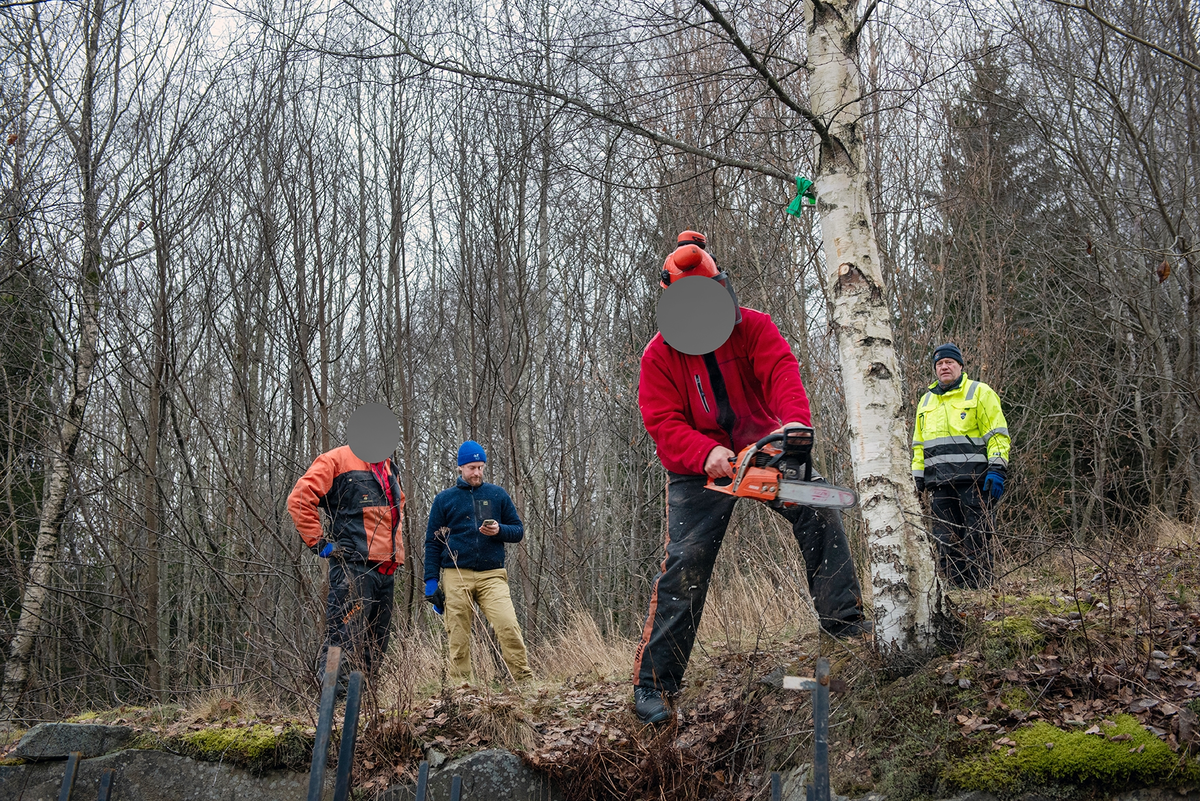 Tekst på nordsamisk lenger ned / Geahca sámegiela teavstta vuolábealde

"Flukthus/Báhtarangoahti" er et kunstverk utført av Vuogas, arkitekturkollektivet med kunstnerne og arkitektene Joar Nango og Eystein Talleraas, i nært samarbeid med innsatte og ansatte ved Ila. Verket har formen og funksjonen til en gamme, men er ikke bygget helt slik en gamme tradisjonelt blir bygget. Hovedstrukturen og de bærende elementene er tilvirket og satt sammen på tradisjonelt vis, men uten jord, torv og never slik det samiske folket gjennom tidene har benyttet seg av. Som vanlig når Vuogas engasjeres i prosjekter, har de undersøkt, funnet og brukt lokale materialer som bærer med seg historikken fra stedet. I dette tilfellet trevirke fra skogen rundt Ila, i tillegg til funnet materiale og gjenstander fra fengselet og gartneriets område. "Flukthus/Báhtarangoahti" er et arkitektonisk kunstverk, men også et oppholdssted og et sosialt rom. Det er bygget for avdelingen, med tanke for de innsatte og ansatte ved NFFA, og der intensjonen har vært at gammen og bålplassen skal bli et godt sted å være.

Joar Nango (f. 1979) er en samisk-norsk kunstner og arkitekt som bor og jobber i Tromsø. Han er utdannet arkitekt fra NTNU i Trondheim og grunnlegger av arkitekturkollektivet Vuogas sammen med Eystein Talleraas (f. 1980). Talleraas bor og jobber i Oslo, og er utdannet arkitekt fra NTNU i Trondheim.

"Báhtarangoahti/Flukthus" lea dáiddadagus, man Vuogas, dáiddára ja arkiteavtta guoktá Joar Nango ja Eystein Talleraas arkitektuvrakollektiiva lea ráhkadan, lagas ovttasbarggus Ila giddagasa fá¿ggaiguin ja virggehasaiguin.  Dáiddadahkosis lea goadi hápmi ja doaibma, muhto dat ii leat huksejuvvon jur dego goahti árbevirolaccat huksejuvvo. Riggi ja válddahagat leat ávdnejuvvon ja cohkkejuvvon árbevirolaš vuogi mielde, muhto goadis eai leat lavnnjit, darffit ja beassit, maid sápmelaccat áiggiid cada leat geavahan godiineaset. Nugo dábálaccat go Vuogas bálkáhuvvo prošeavttaide, de lea arkiteaktakollektiiva guorahallan, gávdnan ja geavahan báikkálaš ávdnasiid, main lea lagasbirrasa historihkka. Dán oktavuodas lea ávnnasmuorat vižžojuvvon vuovddis Ila birra, ja lassin leat gávdnon ávdnasat ja biergasat giddagasas ja gilvvagárdedoalu guovllus. "Báhtarangoahti/Flukthus" lea arkitektuvrralaš dáiddadagus, muhto maiddái orostallansadji ja servvoštallanlatnja. Dat lea huksejuvvon ossodaga várás, NFFA [našuvnnalaš nannejuvvon oktasašossodaga] fá¿ggaid ja virggehasaid gorrái, ja man áigumuš  lea leamaš ahte goahti ja árran galget šaddat sadjin gos lea vuogas leahkit.

Joar Nango (r. 1979) lea Norgga beali sámi dáiddár ja arkiteakta, gii ássá ja bargá Romssas. Son lea oahppan arkiteaktan NTNU:s [Norgga teknihkalaš-luonddudiedalaš universiteahtas] Tråantes/Troanddimis, ja lea vuoddudan Vuogas arkitektuvrakollektiivva ovttas Eystein Talleraas:in (r. 1980). Talleraas ássá ja bargá Osloves, ja lea oahppan arkiteaktan NTNU:s Tråantes/Troanddimis.