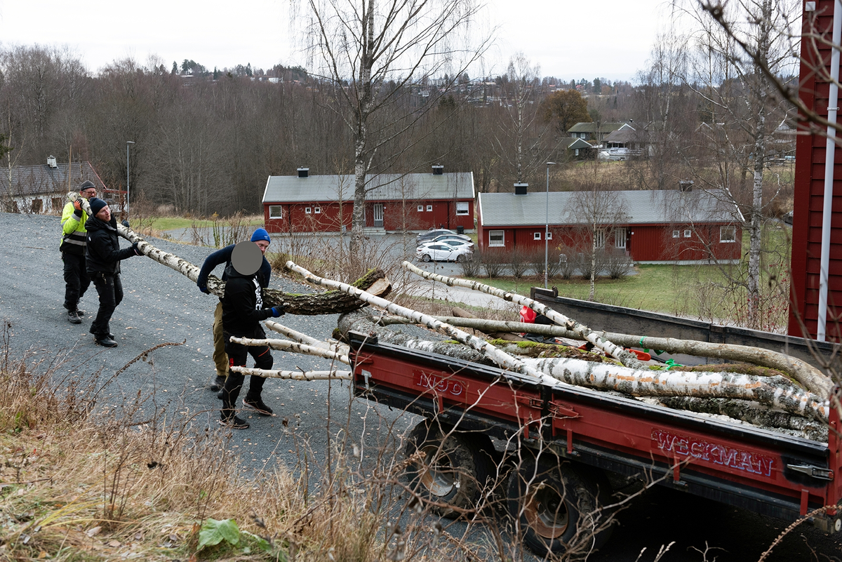 Tekst på nordsamisk lenger ned / Geahca sámegiela teavstta vuolábealde

"Flukthus/Báhtarangoahti" er et kunstverk utført av Vuogas, arkitekturkollektivet med kunstnerne og arkitektene Joar Nango og Eystein Talleraas, i nært samarbeid med innsatte og ansatte ved Ila. Verket har formen og funksjonen til en gamme, men er ikke bygget helt slik en gamme tradisjonelt blir bygget. Hovedstrukturen og de bærende elementene er tilvirket og satt sammen på tradisjonelt vis, men uten jord, torv og never slik det samiske folket gjennom tidene har benyttet seg av. Som vanlig når Vuogas engasjeres i prosjekter, har de undersøkt, funnet og brukt lokale materialer som bærer med seg historikken fra stedet. I dette tilfellet trevirke fra skogen rundt Ila, i tillegg til funnet materiale og gjenstander fra fengselet og gartneriets område. "Flukthus/Báhtarangoahti" er et arkitektonisk kunstverk, men også et oppholdssted og et sosialt rom. Det er bygget for avdelingen, med tanke for de innsatte og ansatte ved NFFA, og der intensjonen har vært at gammen og bålplassen skal bli et godt sted å være.

Joar Nango (f. 1979) er en samisk-norsk kunstner og arkitekt som bor og jobber i Tromsø. Han er utdannet arkitekt fra NTNU i Trondheim og grunnlegger av arkitekturkollektivet Vuogas sammen med Eystein Talleraas (f. 1980). Talleraas bor og jobber i Oslo, og er utdannet arkitekt fra NTNU i Trondheim.

"Báhtarangoahti/Flukthus" lea dáiddadagus, man Vuogas, dáiddára ja arkiteavtta guoktá Joar Nango ja Eystein Talleraas arkitektuvrakollektiiva lea ráhkadan, lagas ovttasbarggus Ila giddagasa fá¿ggaiguin ja virggehasaiguin.  Dáiddadahkosis lea goadi hápmi ja doaibma, muhto dat ii leat huksejuvvon jur dego goahti árbevirolaccat huksejuvvo. Riggi ja válddahagat leat ávdnejuvvon ja cohkkejuvvon árbevirolaš vuogi mielde, muhto goadis eai leat lavnnjit, darffit ja beassit, maid sápmelaccat áiggiid cada leat geavahan godiineaset. Nugo dábálaccat go Vuogas bálkáhuvvo prošeavttaide, de lea arkiteaktakollektiiva guorahallan, gávdnan ja geavahan báikkálaš ávdnasiid, main lea lagasbirrasa historihkka. Dán oktavuodas lea ávnnasmuorat vižžojuvvon vuovddis Ila birra, ja lassin leat gávdnon ávdnasat ja biergasat giddagasas ja gilvvagárdedoalu guovllus. "Báhtarangoahti/Flukthus" lea arkitektuvrralaš dáiddadagus, muhto maiddái orostallansadji ja servvoštallanlatnja. Dat lea huksejuvvon ossodaga várás, NFFA [našuvnnalaš nannejuvvon oktasašossodaga] fá¿ggaid ja virggehasaid gorrái, ja man áigumuš  lea leamaš ahte goahti ja árran galget šaddat sadjin gos lea vuogas leahkit.

Joar Nango (r. 1979) lea Norgga beali sámi dáiddár ja arkiteakta, gii ássá ja bargá Romssas. Son lea oahppan arkiteaktan NTNU:s [Norgga teknihkalaš-luonddudiedalaš universiteahtas] Tråantes/Troanddimis, ja lea vuoddudan Vuogas arkitektuvrakollektiivva ovttas Eystein Talleraas:in (r. 1980). Talleraas ássá ja bargá Osloves, ja lea oahppan arkiteaktan NTNU:s Tråantes/Troanddimis.
