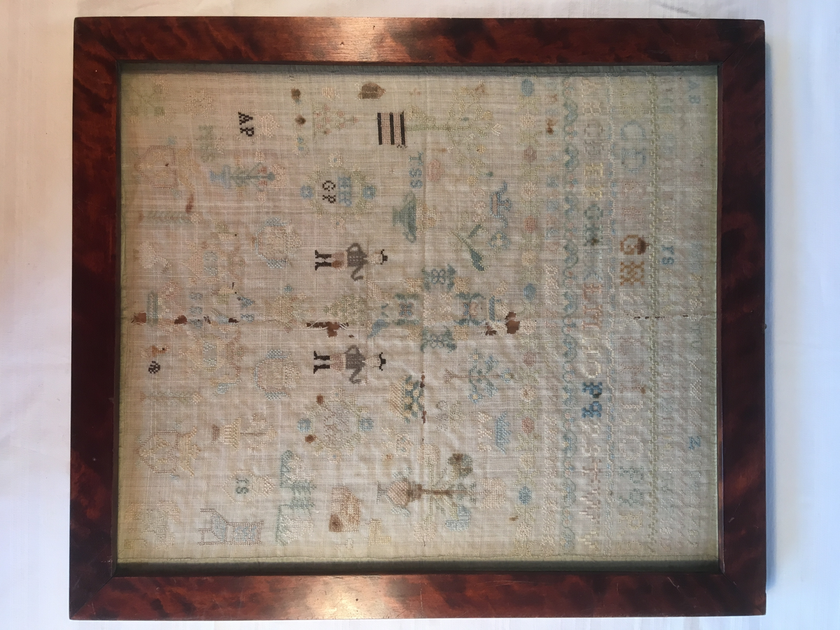 Navneduk brodert, med ramme. Tekst bak på ramme. 1790