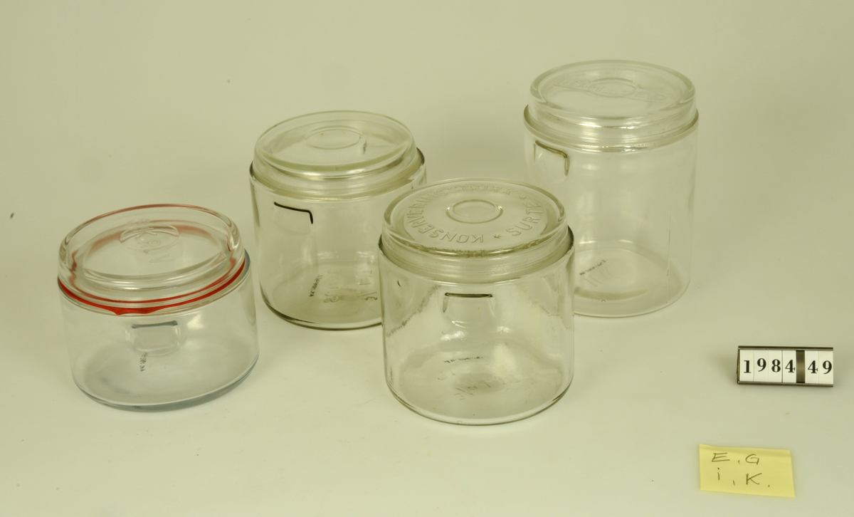 
A: Konserveringskärl av aluminium. Märke: KUNGSÖR ABKBF
B: Locket                          
C: Stativet
D: Termometern
E: Konserveringsburk av glas  SURTE 3/4 lit.
F: SURTE  1/2 lit
G: LIMMARED 1 lit
H: LIMMARED 1/4 lit  
J: KOSTA 3/4 lit
K: SURTE 3/4 lit