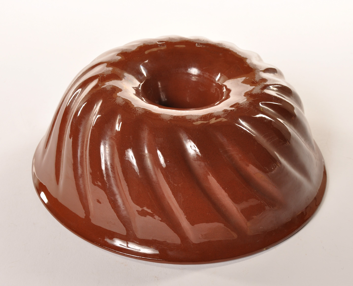 Puddingform i  keramikk, brun og hvit glasert.