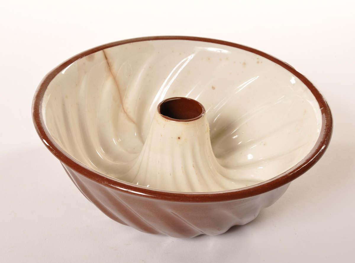Puddingform i  keramikk, brun og hvit glasert.