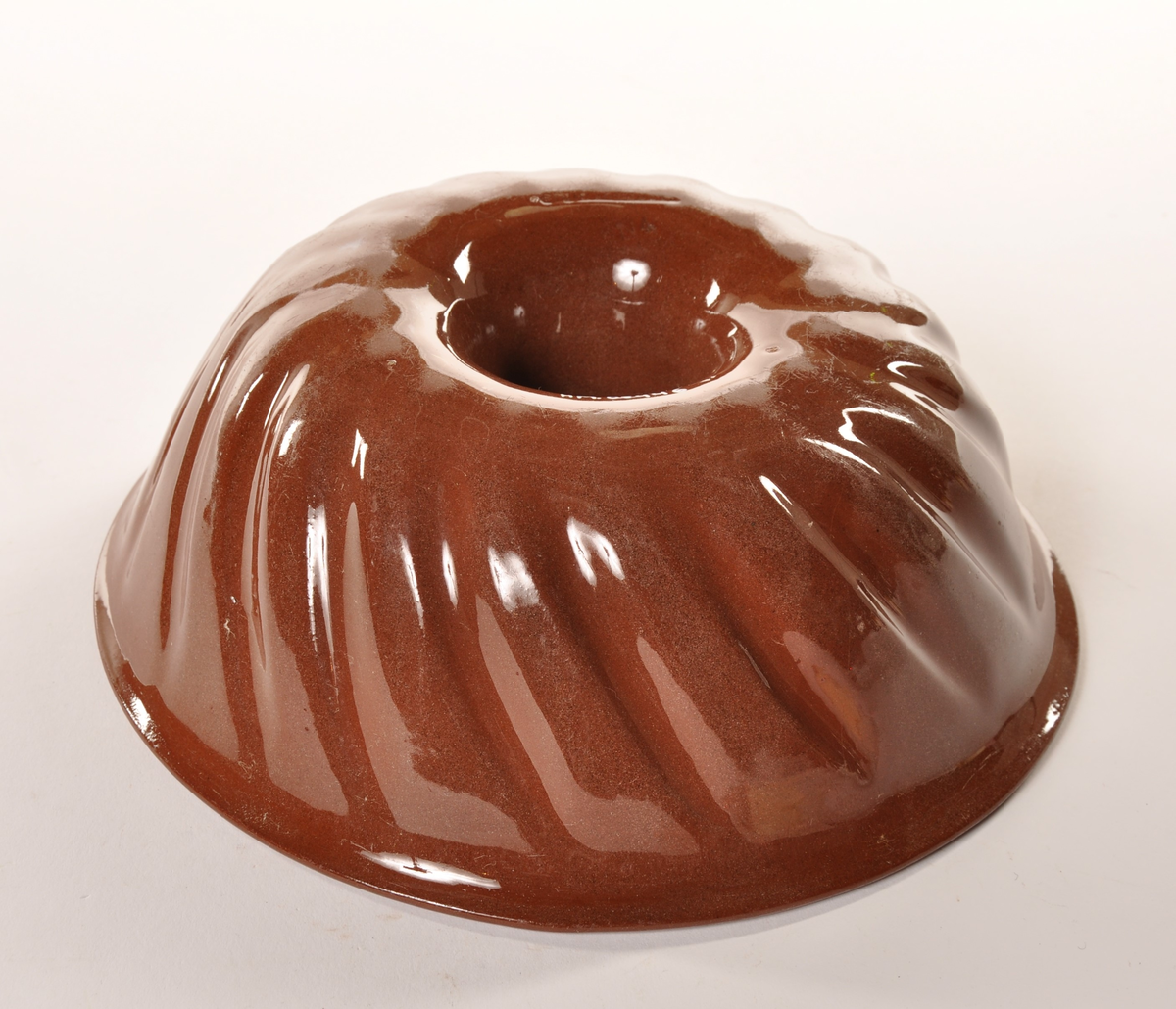 Puddingform i  keramikk, brun og hvit glasert.