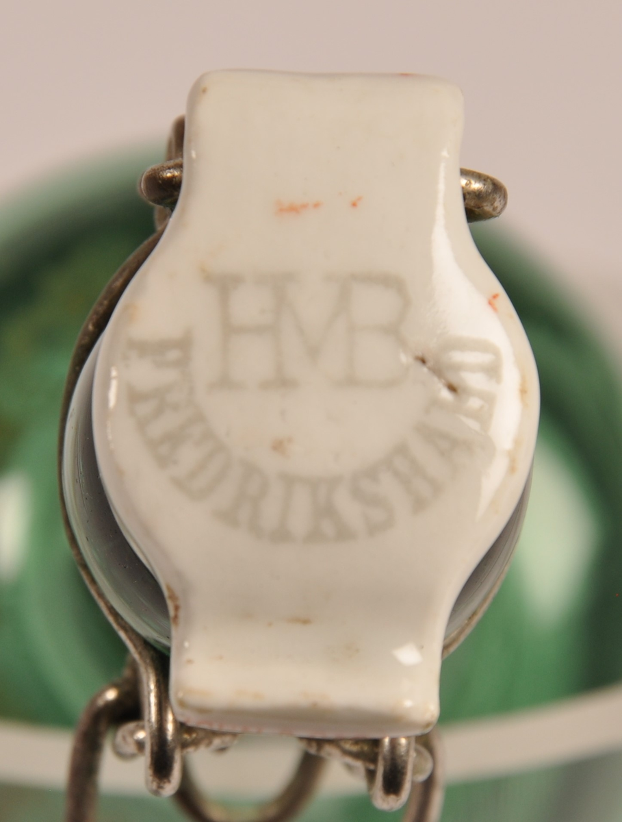 Flaske i grønt glass med patentkork i porselen. Sort og rød tekst på kork.