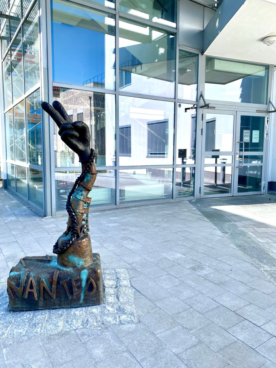 Konstverk av Veronica Brovall, installerat vid en entré på Carlforsska gymnasiet i Västerås sommaren 2024.