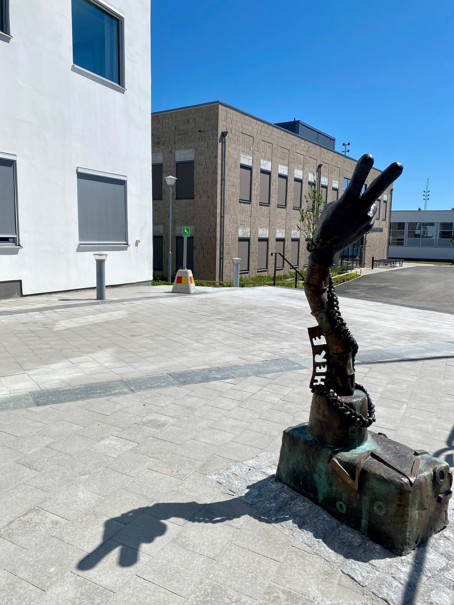 Konstverk av Veronica Brovall, installerat vid en entré på Carlforsska gymnasiet i Västerås sommaren 2024.