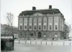 Västerås, Centrum, kv. Igor.
Byggnad i hörnet Domkyrkoesplanaden/Östra Kyrkogatan, 1968.