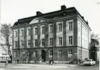 Västerås, Centrum, kv. Igor.
Byggnad i hörnet Domkyrkoesplanaden/Östra Kyrkogatan, 1968.