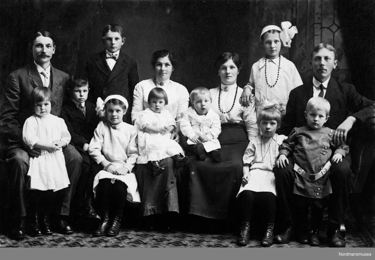 Gruppefoto av to det som må være to utvandrerfamilier i Tacoma, Washington i USA.