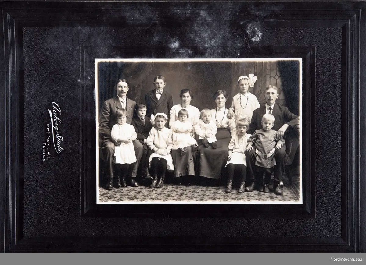 Gruppefoto av to det som må være to utvandrerfamilier i Tacoma, Washington i USA.