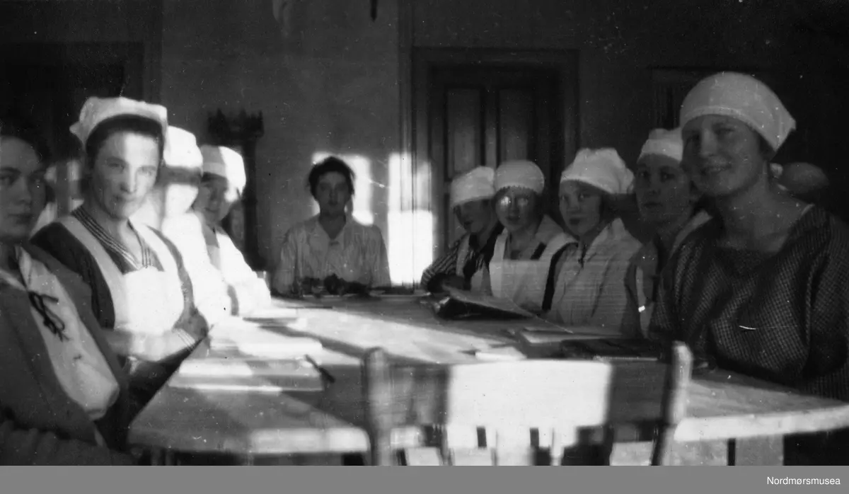 Påskrift: "Husmorskolen, 25-11-1920, Kr-sund." Foto fra Husmorskolen i Kristiansund. Bildet er datert til 25. november 1920.