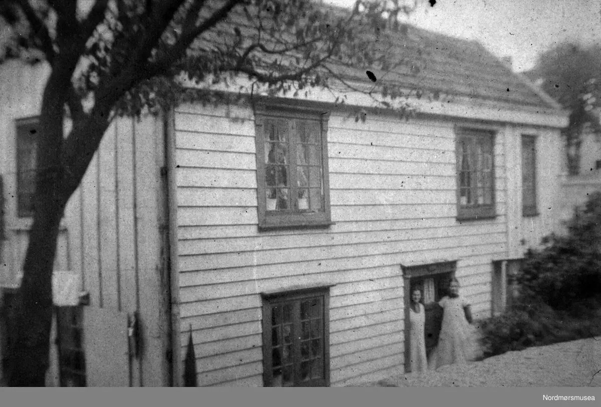 Påskrift: "Gratulere med dagen! 7/10-13. Anna og Alf." Det antas at bildet er fra Kristiansund, og ut fra søk i digitalarkivet på oppgitt fødselsdato antas "Alf" og være Alf Møllerop Haugene, f. 7. oktober 1913. Bosted er oppgitt til "Skånings gt." noe som trolig er Prost Schaanings gate, noe som også passer inn i folketellingens tellekrets.
