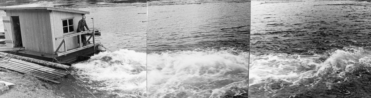 Fra forsøk med strømdannerapparat i dammen ved Kykkelsrud kraftstasjon i 1942. Da dette fotografiet ble tatt sto en mann, ingeniør Mohn, på flåten apparatet var montert på. Vannet mellom pontongene var kvitskummende og tydelig i bevegelse. Det som satte vannet i bevegelse var sannsynligvis en diger, roterende propell som befant seg i vannet, og som antakelig ble drevet av en motor som befant seg i det nevnte huset, via kjeder. Flåten ble holdt i posisjon ved hjelp av vaiere, som formodentlig var forankret i fastpunkter på land. Poenget var at propellen skulle skape en ønsket bevegelse i vannet. Her ved Kykkelsrud, hvor det var en kraftstasjon, dreide det seg antakelig om å skape strømninger som skulle bevege fløtingsvirket mot den tømmerrenna som skulle ta stokkene forbi kraftverksdammen. Det dreide seg med andre ord om et tiltak som skulle øke ekspedisjonshastigheten ved tømmerrenna uten å øke forbruket av vann, noe som jo ville ha gått på bekostning av kraftproduksjonen. Vi vet foreløpig lite om akkurat dette forsøket, men etter krigen markedsførte Olsen & Thorsen mek. verksted, ofte kortkortet til «OTHO», slike strømdannere med motorer som kunne yte fra 10 til 60 hestekrefter. Firmaet hevdet at disse maskinene kunne generere strøm så langt som 60 til 80 meter fra det stedet hvor den roterende propellen ble montert. Fløtingsfunksjonærene erfarte nok at vikrkningen ikke var fullt så vidtrekkende som produsenten forespeilte dem. Dette apparatet var sannsynligvis produsert ved Fredrikstad mek. Verksted på Kråkerøy (jfr. SJF.1989-04524 - SJF.1989-04527). Firmaet Olsen & Thorsen mek. verksted markedsførte et liknende produkt overfor virksomheter som hadde behov for mudring. 

Dette er en montasje av tre bilder -  hentet fra et av Glomma fellesfløtingsforenings album, der man, i mangel av vidvinkelobjektiv, hadde forsøkt å montere tre fotografier, tatt med korte intervaller, ved sida av hverandre.