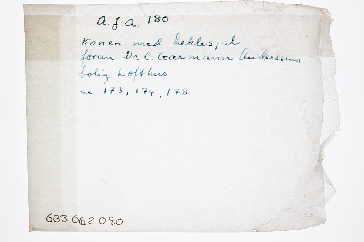 Kvinne med heklesjal foran Dr. Chr Garmann Anderssens bolig i Lofthus.