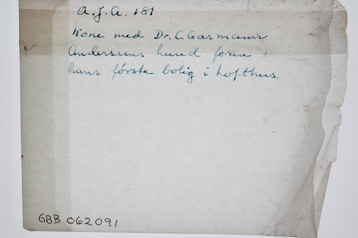 Kvinne og hund foran Dr. Chr Garmann Anderssens bolig i Lofthus.