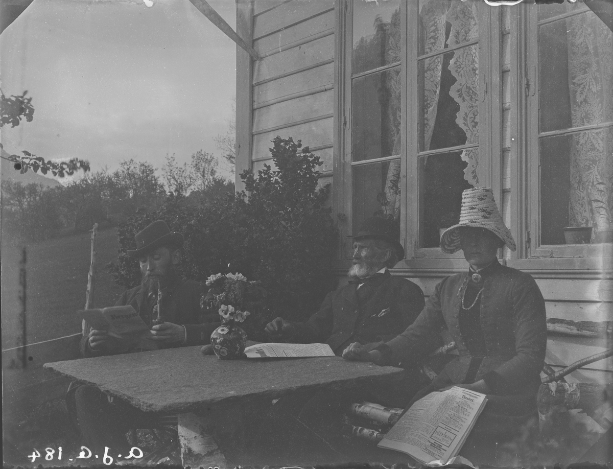 To menn og en kvinne foran Dr. Chr Garmann Anderssens bolig i Lofthus.