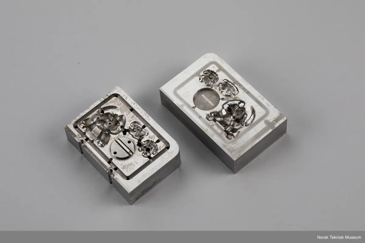 Dette er 2 eldre "Space marine" modeller som brukes i spillet Warhammer 40,000. Figuren ble gitt som gave til museet i forbindelse med utstillingen "Modeller og Miniatyrer" i 2024. Den ene modellen er satt sammen og den andre er fortsatt på støperamme. Støperammen til den sammensatte figuren er en del av gjenstanden.

Den avbildede støpeformen er original men er ikke en del av gjenstanden. Den var et innlån fra produsent ved aksesjon.