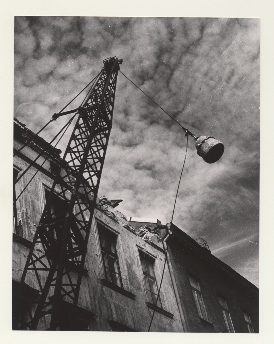 " Torggatan V. Nordstaden. Göteborg Sept. 1964 Artur Nilsson "

Kran med rivningskula och riven takvåning sett i grodperspektiv. Torggatan 8