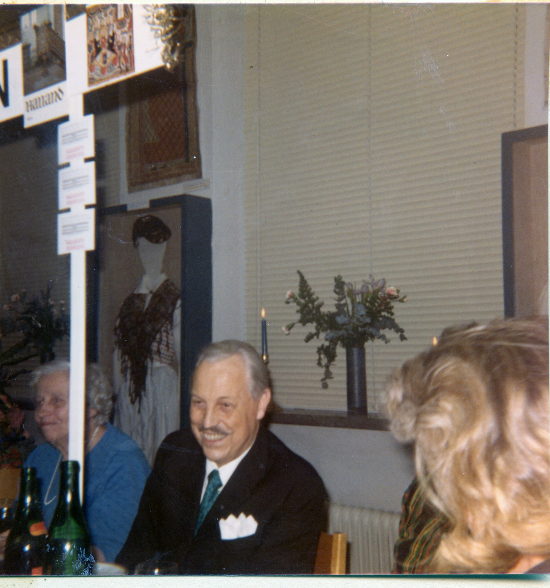 Avskedsfest för Arne Modén den 11/1-1974.

Foto 1-2 Avskedsfest för Arne Modén den 11/1 1974.
Foto 3 ser man landsantikvarie Arne Modén, fr.v. landshövding Yngve Holmberg.
Foto 4 där man ser Arne Modén som talar, t.h. fru Albinsson.
Foto 5 där man ser landshövding Yngve Holmberg, t.h. Gillis Albinsson landstingsdirektör.
Foto 6 visar landsantikvarie Arne Modén, t.v. fru Louise Laurell.