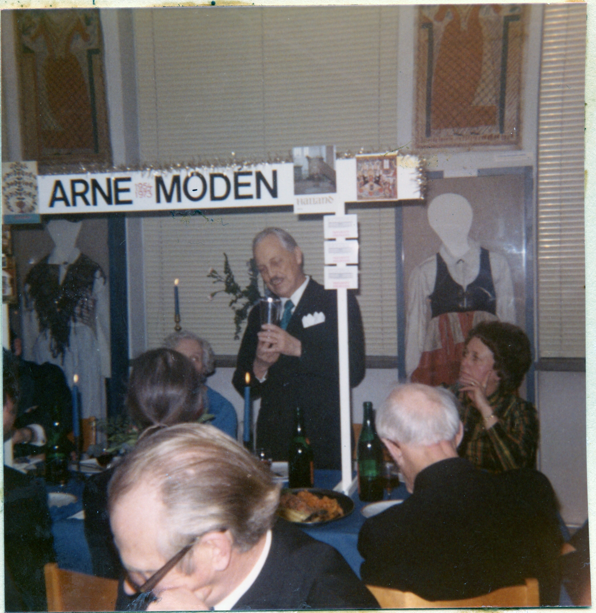 Avskedsfest för Arne Modén den 11/1-1974.

Foto 1-2 Avskedsfest för Arne Modén den 11/1 1974.
Foto 3 ser man landsantikvarie Arne Modén, fr.v. landshövding Yngve Holmberg.
Foto 4 där man ser Arne Modén som talar, t.h. fru Albinsson.
Foto 5 där man ser landshövding Yngve Holmberg, t.h. Gillis Albinsson landstingsdirektör.
Foto 6 visar landsantikvarie Arne Modén, t.v. fru Louise Laurell.
