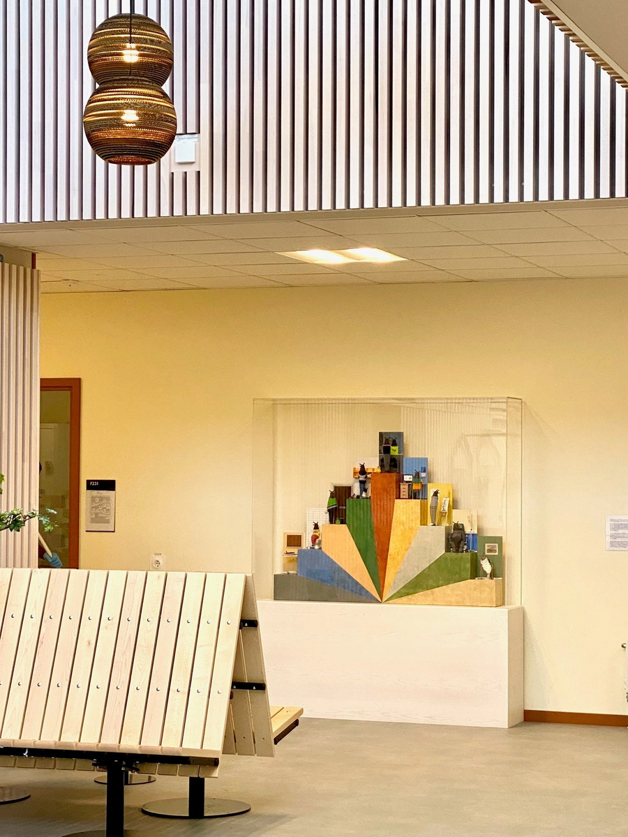 Konstverk av Niki Lindroth von Bahr, tidigare installerat på Lidmanska gymnasiet i Västerås, en del av Carlforsska gymnasiet.