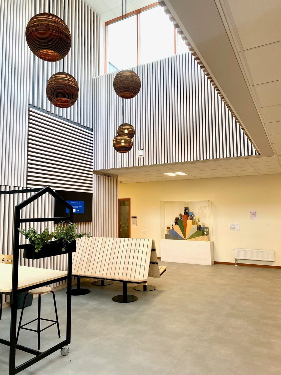 Konstverk av Niki Lindroth von Bahr, tidigare installerat på Lidmanska gymnasiet i Västerås, en del av Carlforsska gymnasiet.
