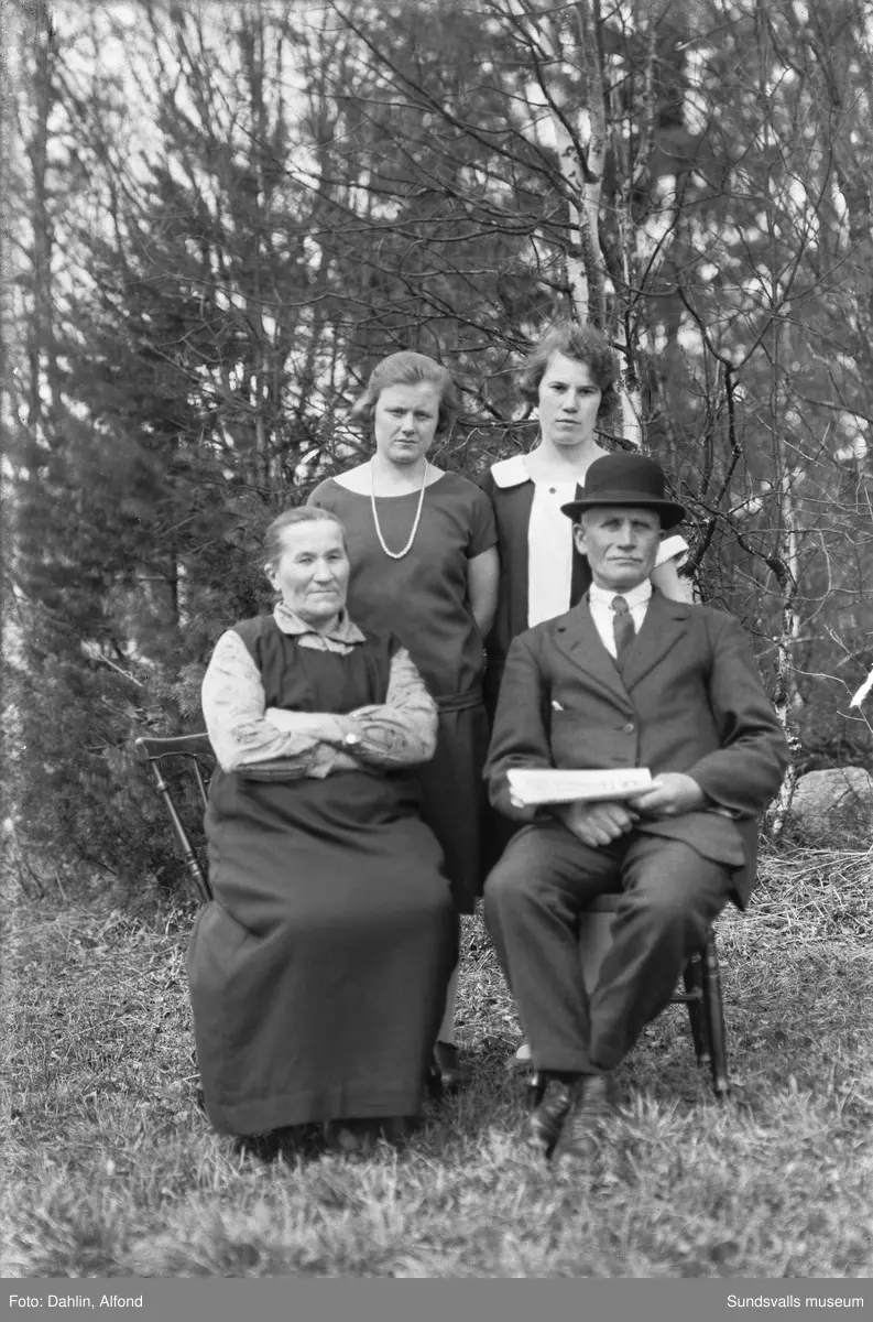 Gruppbild utomhus i Gissjö, Torp. Längst bak från vänster: Birgit Bergman, Astrid Johansson. Längst fram: herr och fru Nordin.