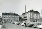 Västerås, Centrum, kv. Igor.
Östra Kyrkogatan 6 till vänster och Domkyrkoesplanaden 13, från Vasagatan. 1968.