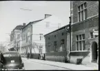 Västerås, Centrum, kv. Igor.
Östra kyrkogatan med bl.a. gamla klockargården. 1950-talet.